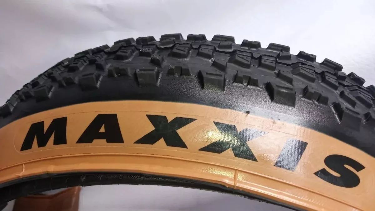 Llanta Maxxis Ardent AR Darkwall-60Tpi Café 29"